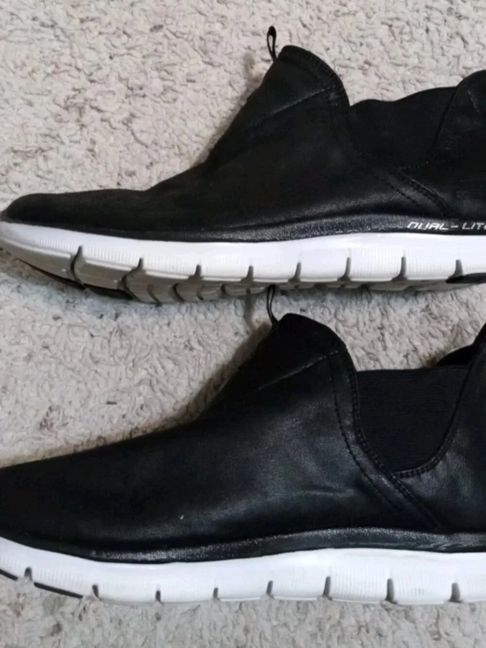 Skechers women black